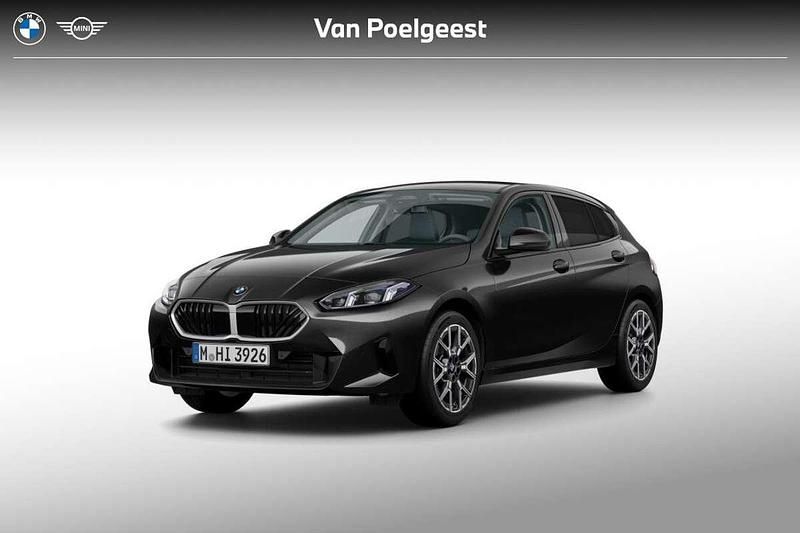 Saphirschwarz metallic (zwart metallic) Nieuw 2025 BMW 120 Comfort Edition Hatchback | € 49.839 (Super prijs) - Afbeelding 1/4