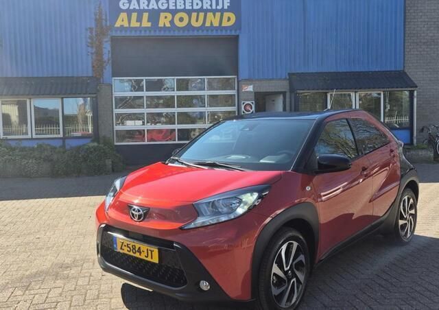 Rood Gebruikt 2023 Toyota Aygo Pulse Hatchback | € 19.450 (Super prijs) - Afbeelding 1/4
