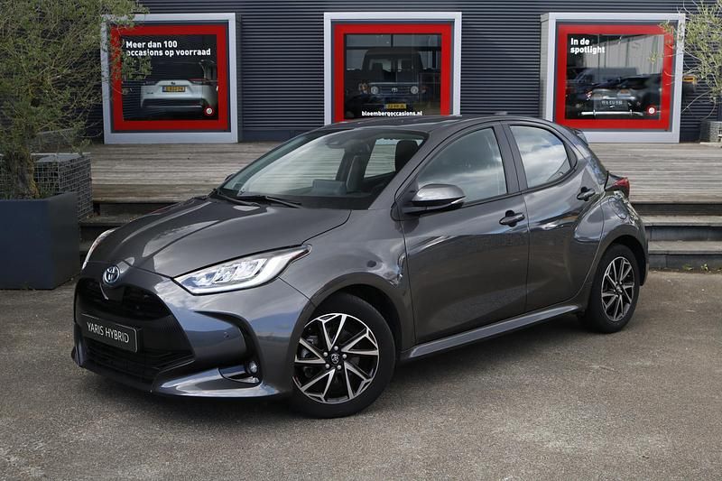 Grijs Gebruikt 2022 Toyota Yaris Hybrid Style Hatchback | € 23.400 (Iets duurder) - Afbeelding 1/1