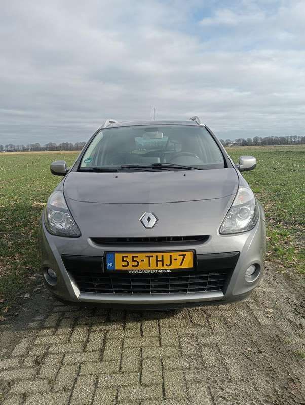 Grijs, metallic lak Gebruikt 2012 Renault Clio GrandTour Night&Day Stationwagen | € 2.750 (Iets duurder) - Afbeelding 1/4