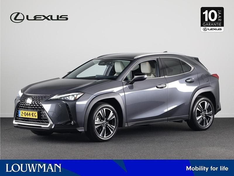 Grijs, metallic lak Gebruikt 2024 Lexus UX Luxury Line SUV | € 47.945 - Afbeelding 1/3