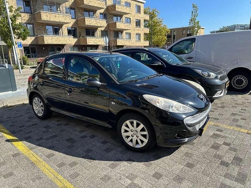 Gebruikt 2009 Peugeot 206 Tendance Sedan | € 3.250 - Afbeelding 1/4