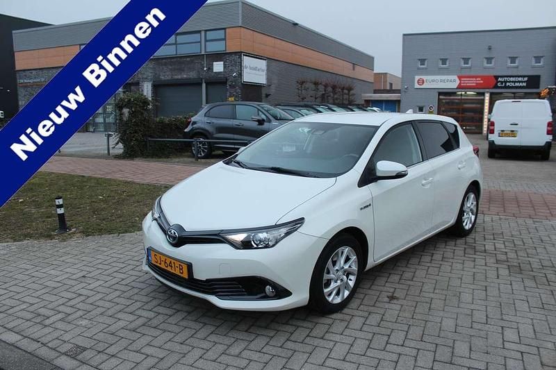 Wit Occasion 2018 Toyota Auris Hybrid Hatchback | € 16.950 (Goede deal) - Afbeelding 1/4