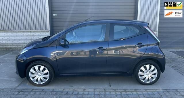 Blauw Gebruikt 2016 Toyota Aygo X-play Hatchback | € 8.950 (Eerlijke prijs) - Afbeelding 1/4