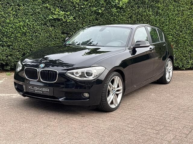 Zwart, metallic lak Gebruikt 2014 BMW 118 Executive Hatchback | € 8.950 (Eerlijke prijs) - Afbeelding 1/4