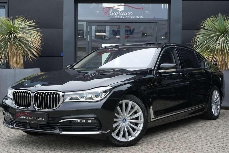 Zwart, metallic lak Gebruikt 2018 BMW 740 Executive Sedan | € 34.950 (Goede deal) - Afbeelding 1/4