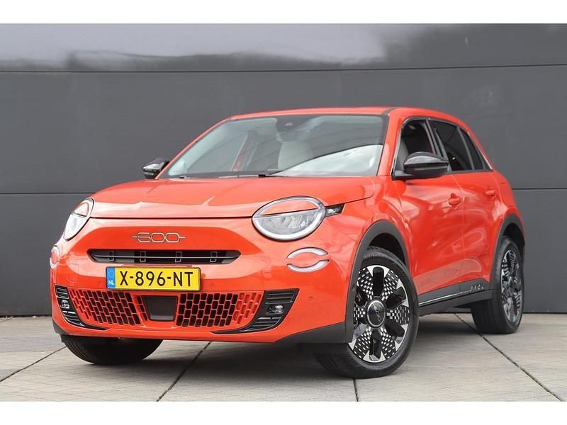Oranje Gebruikt 2023 Fiat 600E La Prima SUV | € 26.445 (Eerlijke prijs) - Afbeelding 1/3
