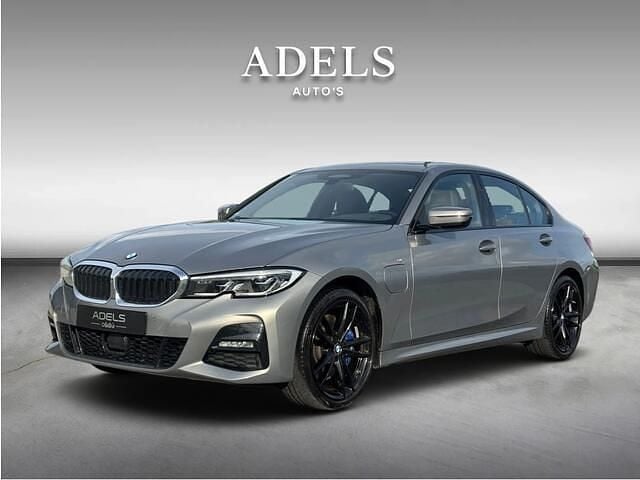 Grijs Gebruikt 2021 BMW 330 Executive Sedan | € 37.895 (Eerlijke prijs) - Afbeelding 1/4