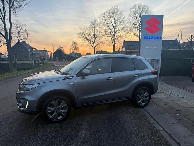 Grijs (metallic) Occasion 2024 Suzuki Vitara SUV | € 24.650 (Eerlijke prijs) - Afbeelding 1/4