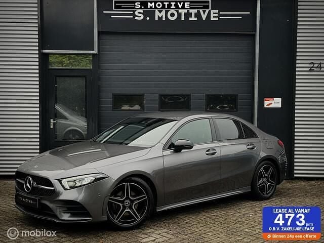 Grijs Gebruikt 2022 Mercedes A180 AMG line Sedan | € 29.495 (Eerlijke prijs) - Afbeelding 1/4