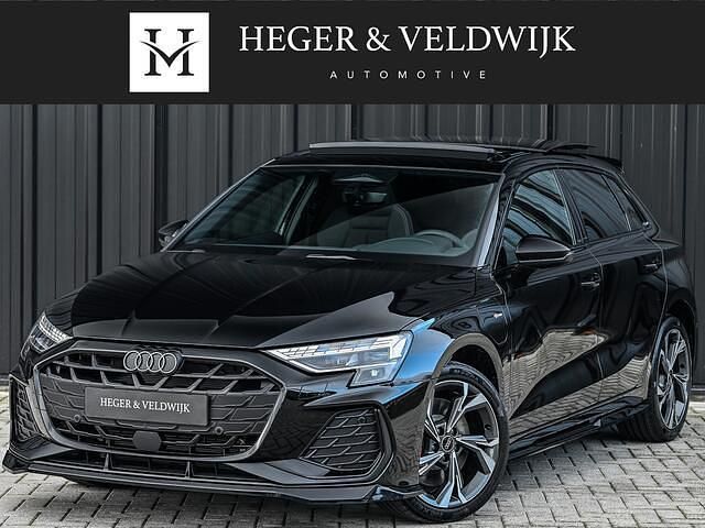Zwart Nieuw 2025 Audi A3 Sportback Competition Hatchback | € 53.400 (Iets duurder) - Afbeelding 1/4