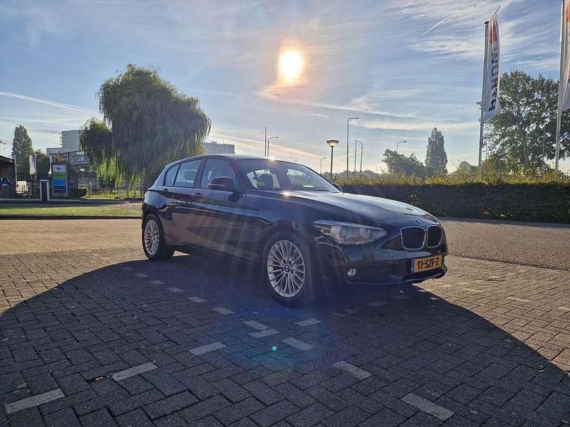 Zwart Gebruikt 2012 BMW 116 Hatchback | € 2.999 (Eerlijke prijs) - Afbeelding 1/4