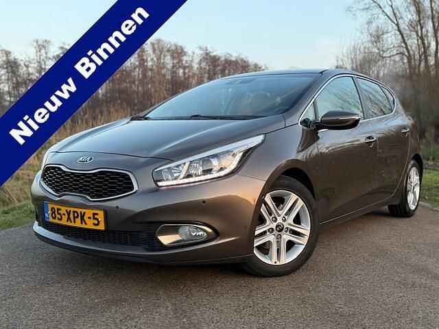 Bruin Occasion 2012 Kia Ceed Hatchback | € 6.950 (Eerlijke prijs) - Afbeelding 1/4