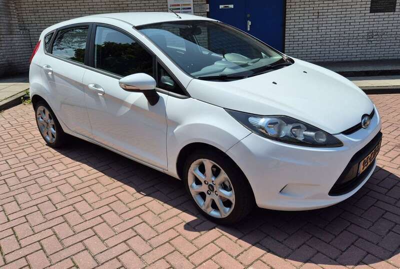 Wit Gebruikt 2009 Ford Fiesta Hatchback | € 2.200 (Goede deal) - Afbeelding 1/4