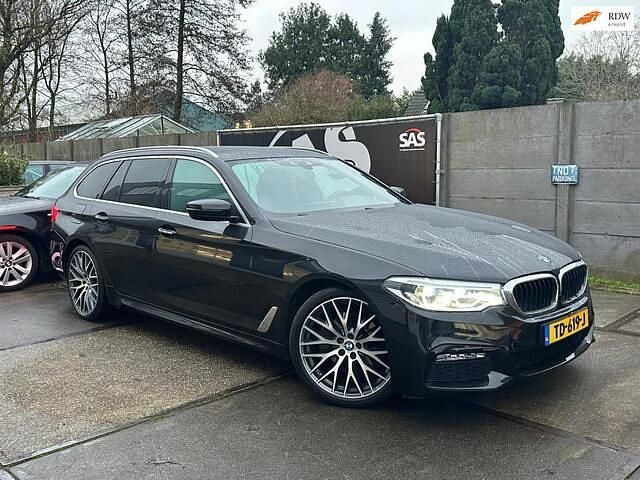 Zwart Gebruikt 2018 BMW 520 Executive Stationwagen | € 18.750 (Eerlijke prijs) - Afbeelding 1/4