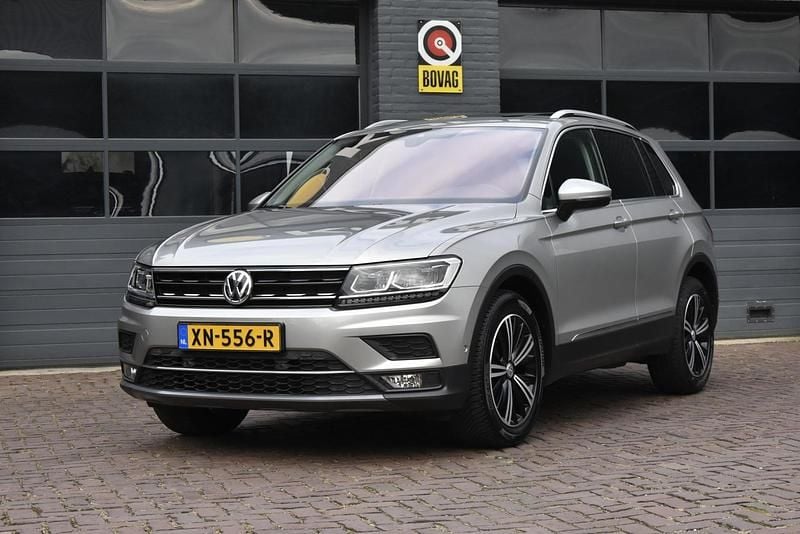 Grijs Occasion 2019 VW Tiguan Highline SUV | € 25.950 (Super prijs) - Afbeelding 1/4