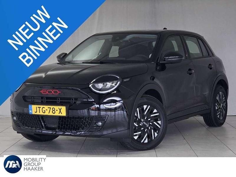 Zwart Nieuw 2025 Fiat 600E Red SUV | € 27.900 - Afbeelding 1/4