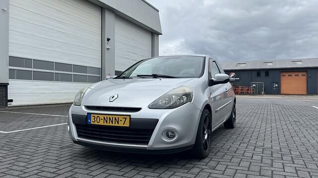 Grijs Occasion 2010 Renault Clio II Authentique Hatchback | € 2.950 (Duur) - Afbeelding 1/4