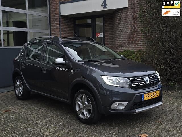 Grijs Gebruikt 2017 Dacia Sandero Stepway Hatchback | € 10.495 (Eerlijke prijs) - Afbeelding 1/4