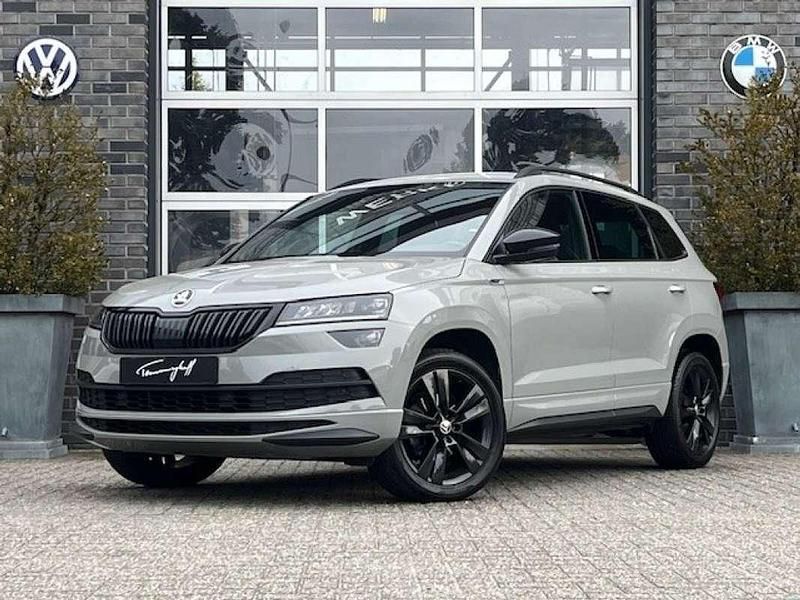 Grijs Gebruikt 2019 Skoda Karoq SportLine SUV | € 25.895 (Eerlijke prijs) - Afbeelding 1/4