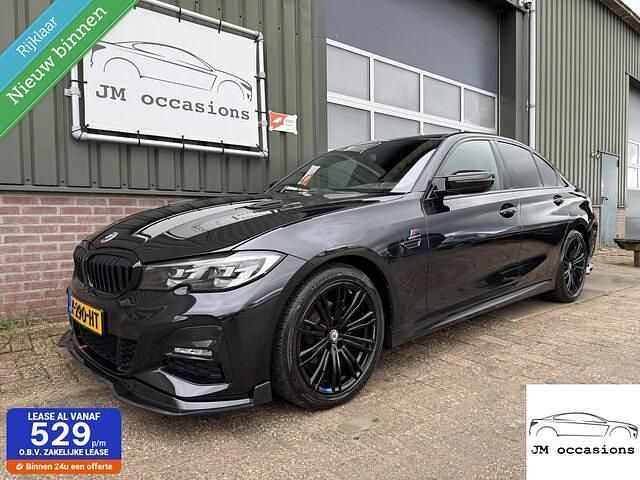 Zwart Gebruikt 2022 BMW 318 M Sport Sedan | € 32.995 (Goede deal) - Afbeelding 1/4