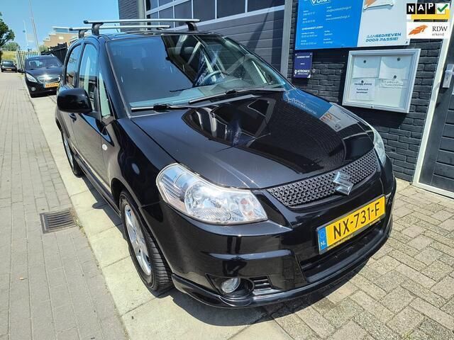 Zwart, metallic lak Gebruikt 2011 Suzuki SX4 Exclusive MPV | € 6.100 (Goede deal) - Afbeelding 1/4