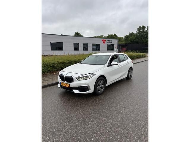 Wit Gebruikt 2021 BMW 118 Hatchback | € 19.999 (Super prijs) - Afbeelding 1/4
