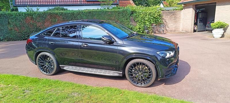 Zwart (metallic) Gebruikt 2021 Mercedes GLE350 Premium Plus Coupé | € 69.500 - Afbeelding 1/4