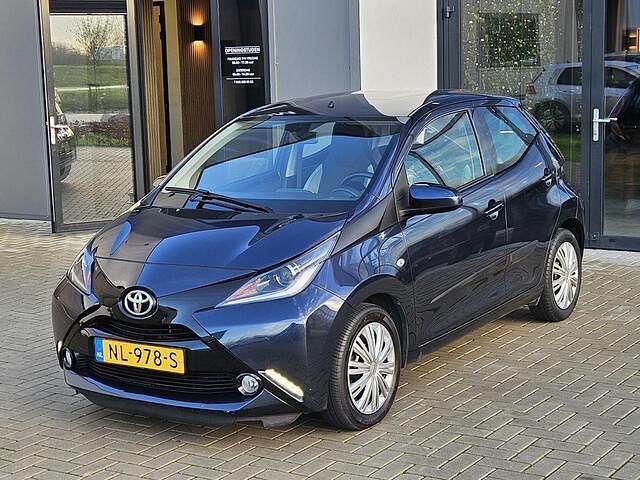 Occasion Toyota Aygo 69 PK (50 kW) 2017 Blauw Hatchback