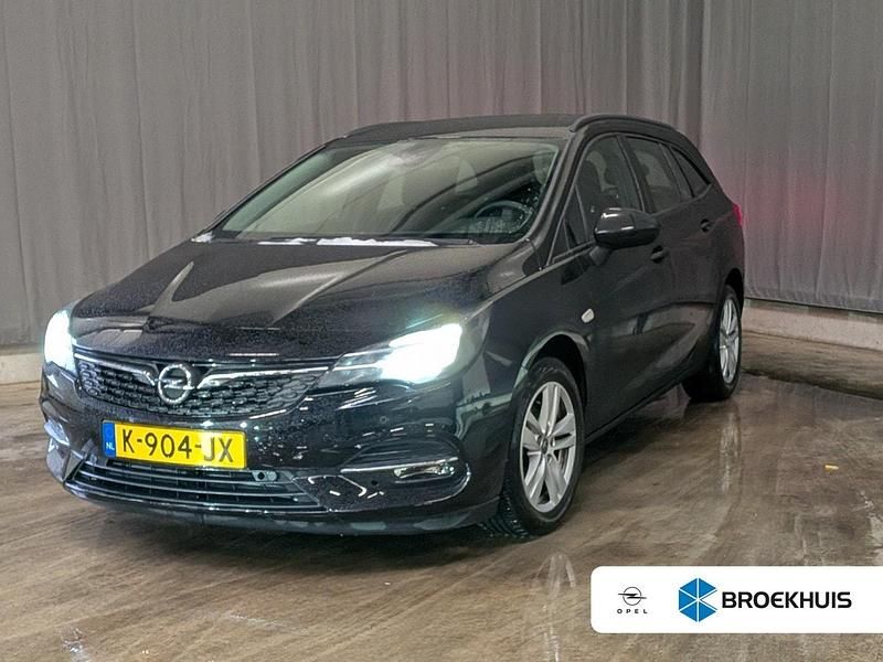 Zwart Occasion 2021 Opel Astra Edition Stationwagen | € 14.300 (Goede deal) - Afbeelding 1/4