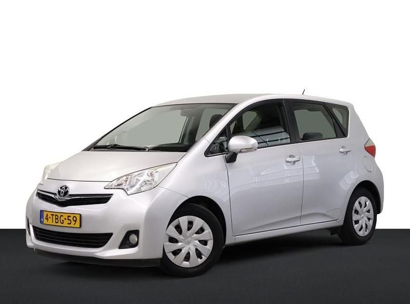 Grijs Gebruikt 2014 Toyota Verso-S MPV | € 9.950 (Goede deal) - Afbeelding 1/4