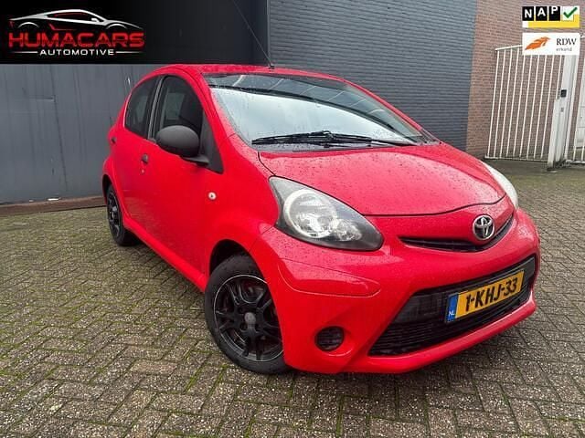 Rood (metallic) Occasion 2013 Toyota Aygo Comfort Hatchback | € 3.499 (Super prijs) - Afbeelding 1/4