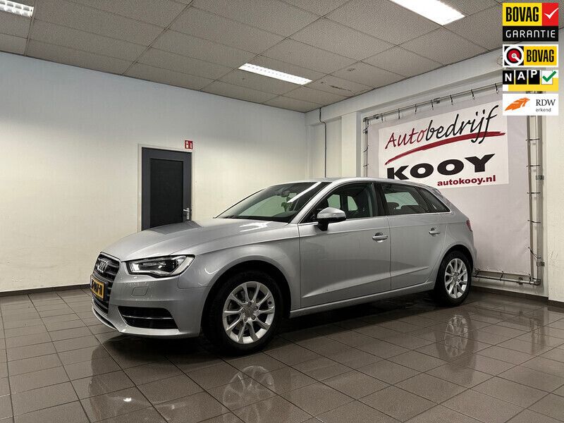 Grijs Gebruikt 2016 Audi A3 Sportback Attraction Hatchback | € 12.770 (Eerlijke prijs) - Afbeelding 1/4