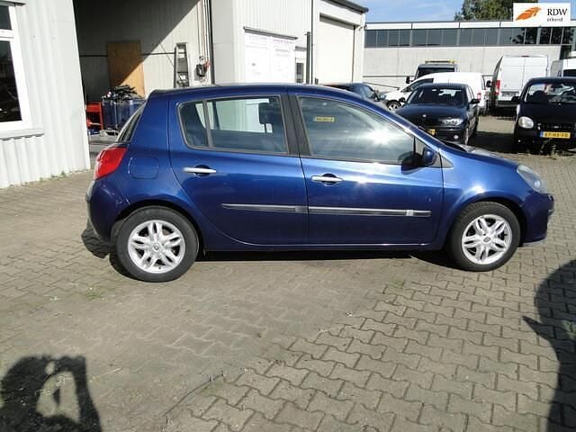 Blauw Gebruikt 2006 Renault Clio II Dynamique Hatchback | € 1.475 (Eerlijke prijs) - Afbeelding 1/4