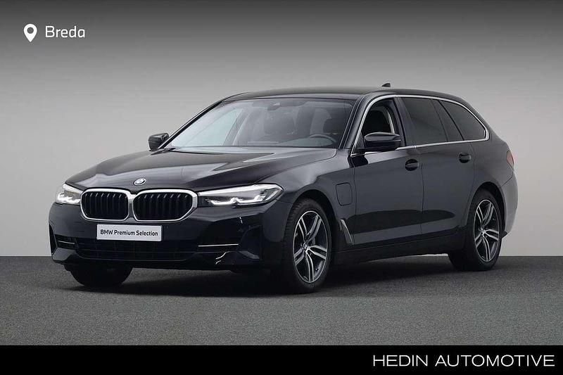Zwart Gebruikt 2020 BMW 530e Executive Stationwagen | € 33.880 (Eerlijke prijs) - Afbeelding 1/4