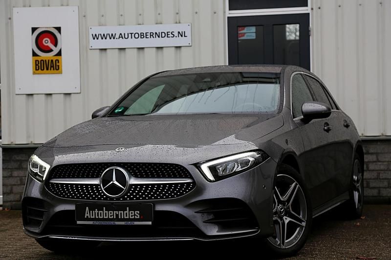 Grijs Gebruikt 2022 Mercedes A250 AMG line Hatchback | € 30.900 (Eerlijke prijs) - Afbeelding 1/4