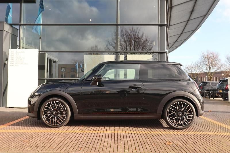 Nieuw Mini Cooper Favoured 156 PK (114 kW) 2025 Midnight black ii (c4r) Hatchback
