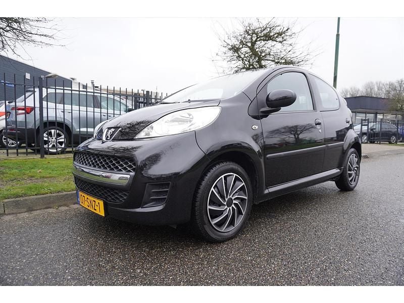 Zwart Gebruikt 2011 Peugeot 107 Hatchback | € 3.945 (Eerlijke prijs) - Afbeelding 1/4