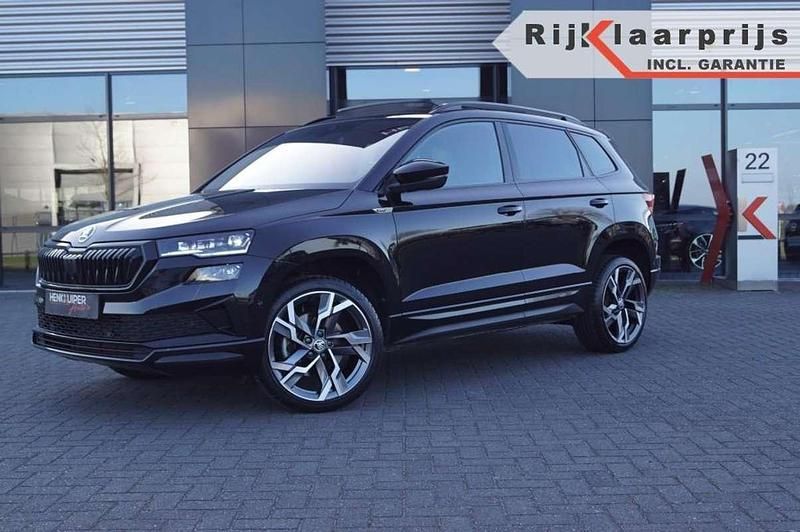 Zwart Gebruikt 2023 Skoda Karoq SportLine SUV | € 40.450 (Iets duurder) - Afbeelding 1/4