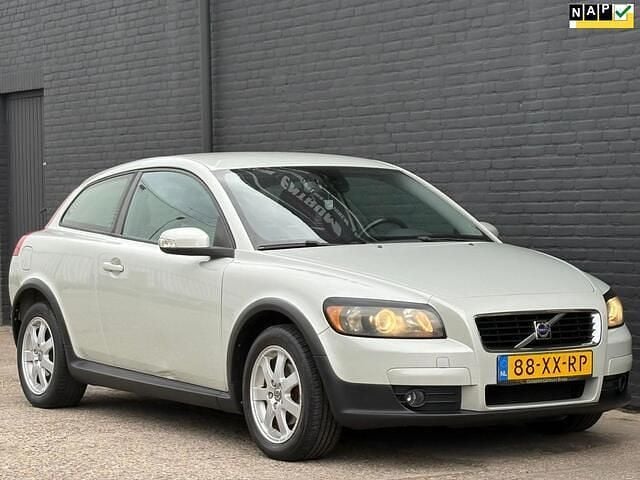 Wit Gebruikt 2007 Volvo C30 Momentum Hatchback | € 2.245 (Eerlijke prijs) - Afbeelding 1/4
