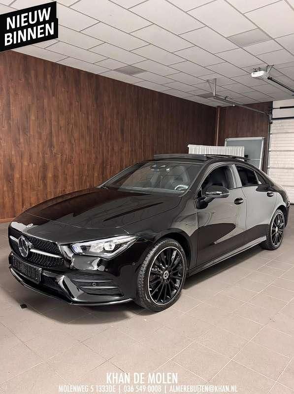 Zwart Gebruikt 2022 Mercedes CLA250e AMG line Sedan | € 37.495 (Eerlijke prijs) - Afbeelding 1/4