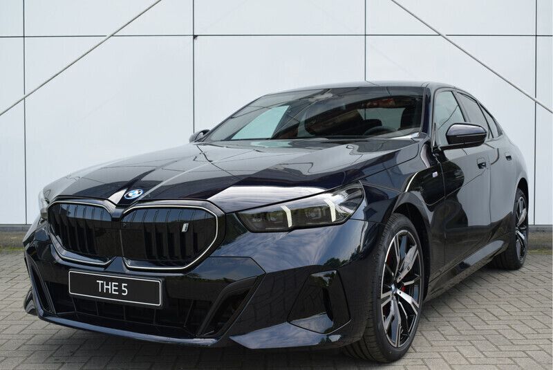 Zwart Nieuw 2025 BMW i5 Comfort Edition Sedan | € 87.005 (Goede deal) - Afbeelding 1/4