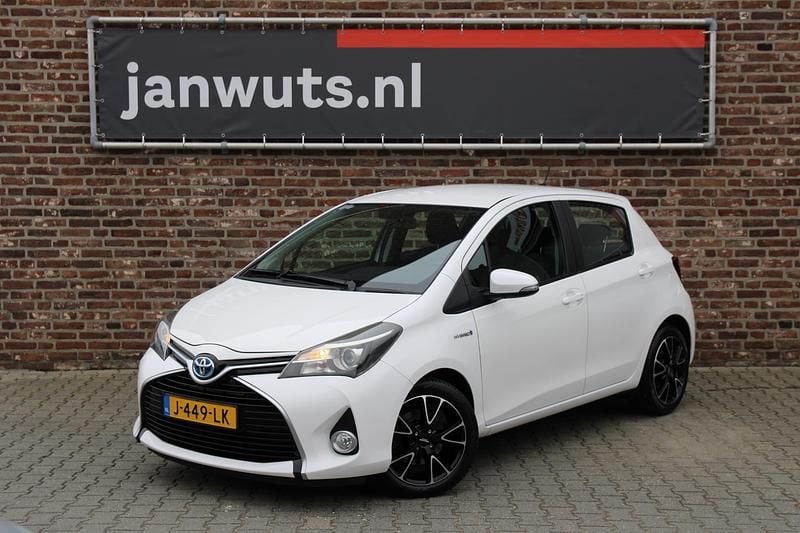 Wit Gebruikt 2015 Toyota Yaris Hybrid Sport Hatchback | € 14.950 (Eerlijke prijs) - Afbeelding 1/3