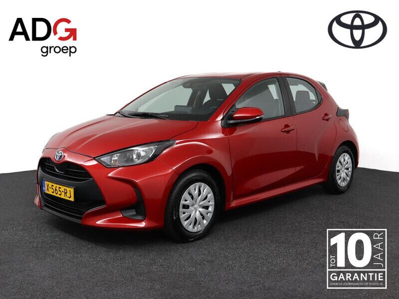 Rood Gebruikt 2024 Toyota Yaris Hybrid Active Hatchback | € 24.450 (Eerlijke prijs) - Afbeelding 1/4