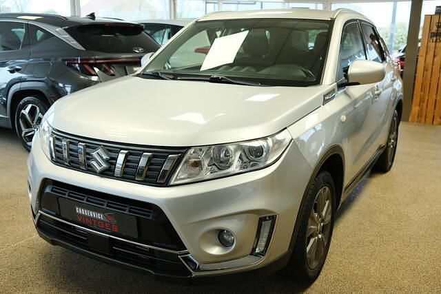 Grijs (metallic) Occasion 2020 Suzuki Vitara SUV | € 18.800 (Eerlijke prijs) - Afbeelding 1/4