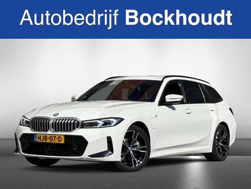 Wit Gebruikt 2023 BMW 330e M Sport Stationwagen | € 44.900 (Eerlijke prijs) - Afbeelding 1/4