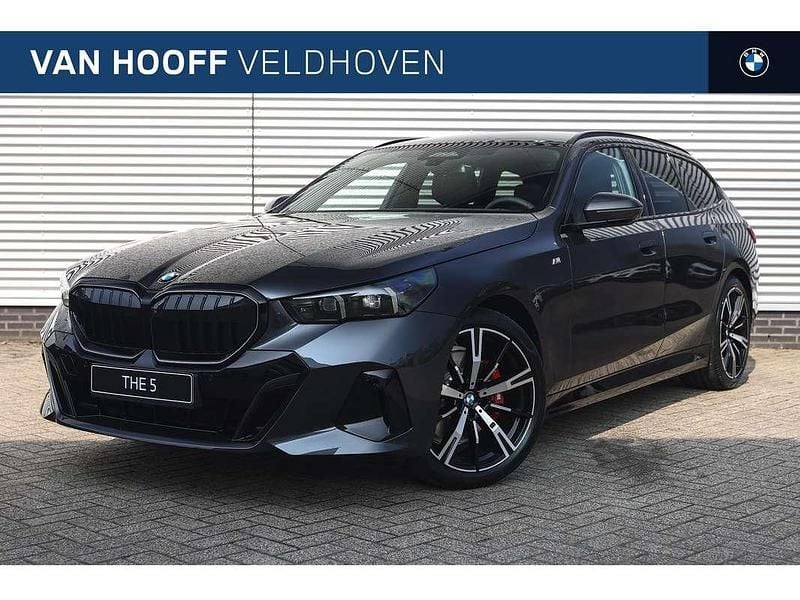 Sophistograu Nieuw 2024 BMW 520 M Sport Stationwagen | € 94.898 (Duur) - Afbeelding 1/4