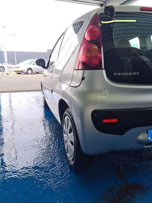 Zilver Gebruikt 2013 Peugeot 107 Active Hatchback | € 3.700 (Eerlijke prijs) - Afbeelding 1/4