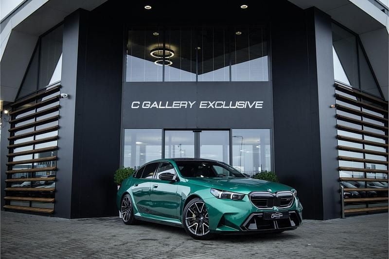 Groen Occasion 2025 BMW M5 Sedan | € 134.995 (Super prijs) - Afbeelding 1/4