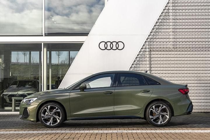 Nieuw Audi A3 Ambiente 116 PK (85 kW) 2025 Groen (metallic) Sedan